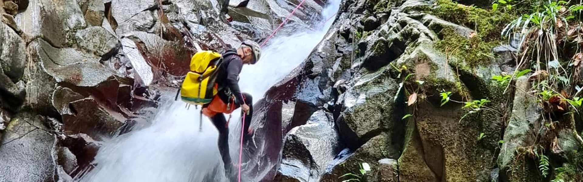 Olivier guide de canyoning diplômé résident en Guadeloupe propose ses activités de canyoning. MONITEUR BREVETÉ D’ÉTAT en escalade et canyoning depuis 1996. Niveau 3 en plongée. D.E.J.E.P.S canyoning et escalade en milieux naturels.